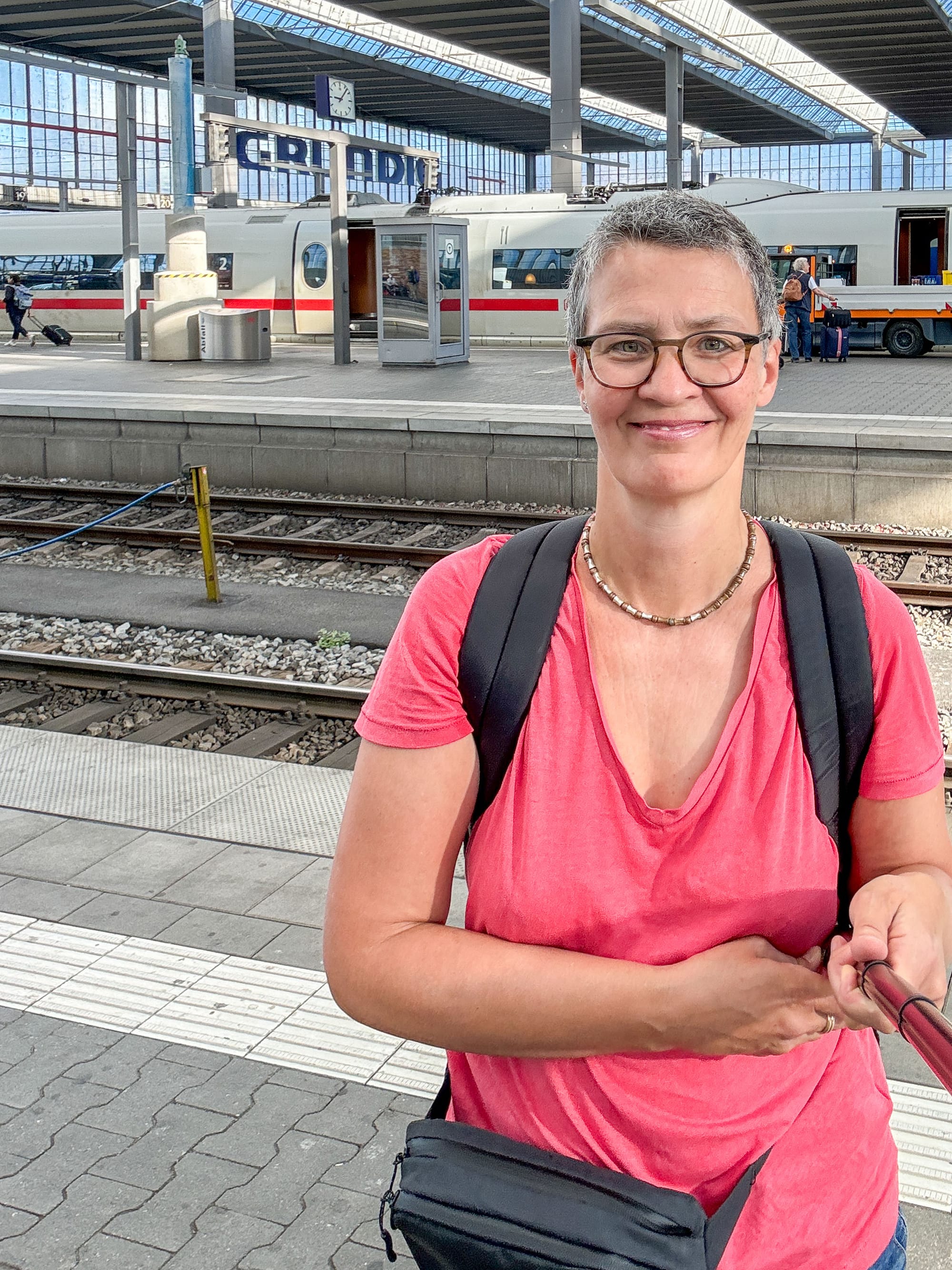 Die Autorin Christiane Würtenberger am Bahnsteig des Münchner Hauptbahnhofs.