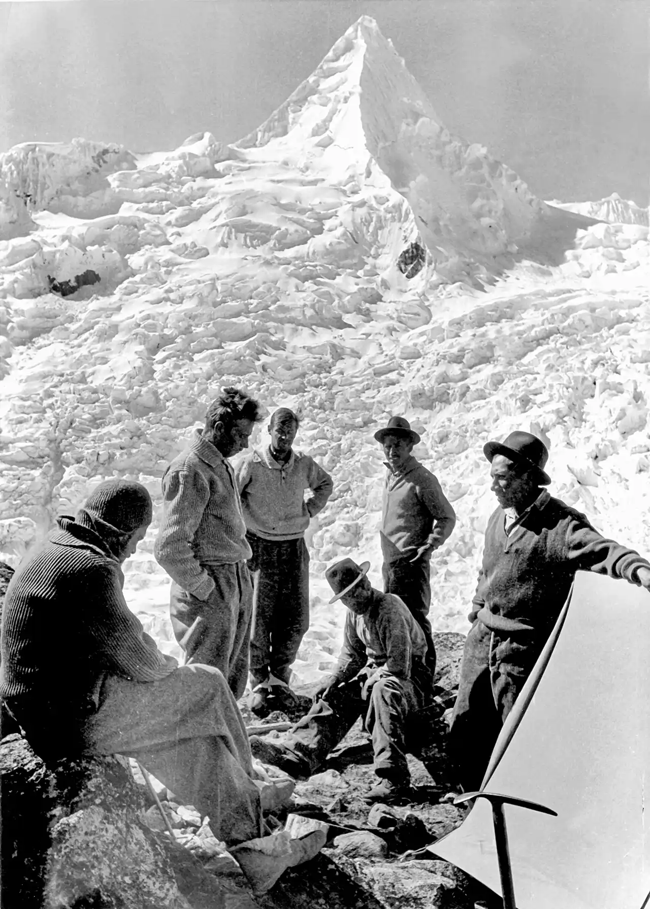 Günter Hauser (2. v. l.) bei der Erstbesteigung des Alpamayo im Jahr 1957.