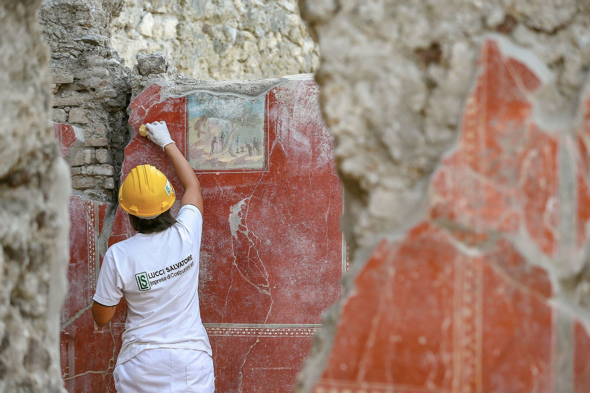 Archäologen legen Zentimeter für Zentimeter farbenfrohe Fresken frei.