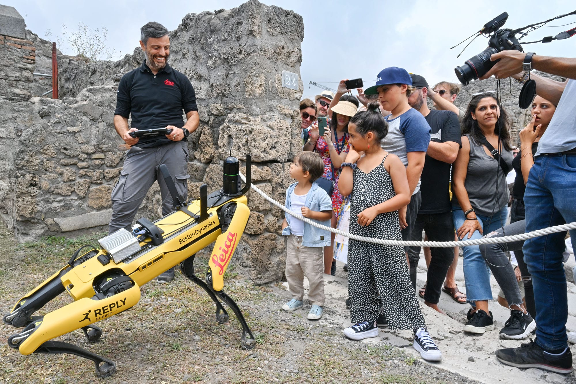 Der Roboter „Spot“ spielt eine wichtige Rolle bei der Inspektion von Tunneln nahe Pompeji, die von Grabräubern gegraben wurden.