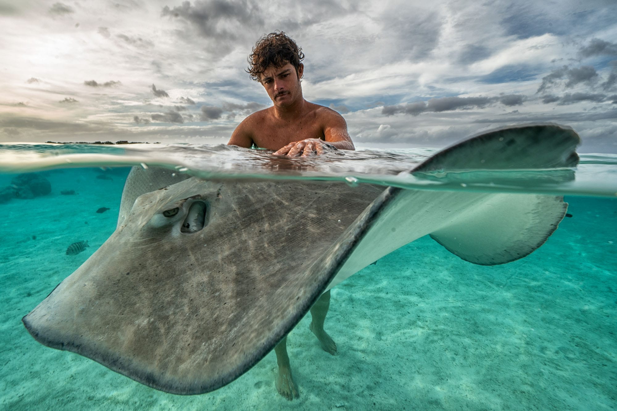 Titouan Bernicot mit einem Rochen im Meer.