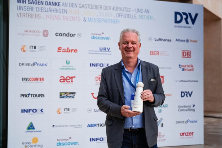 Studiosus COO Peter Strub mit der EcoTrophea 2022