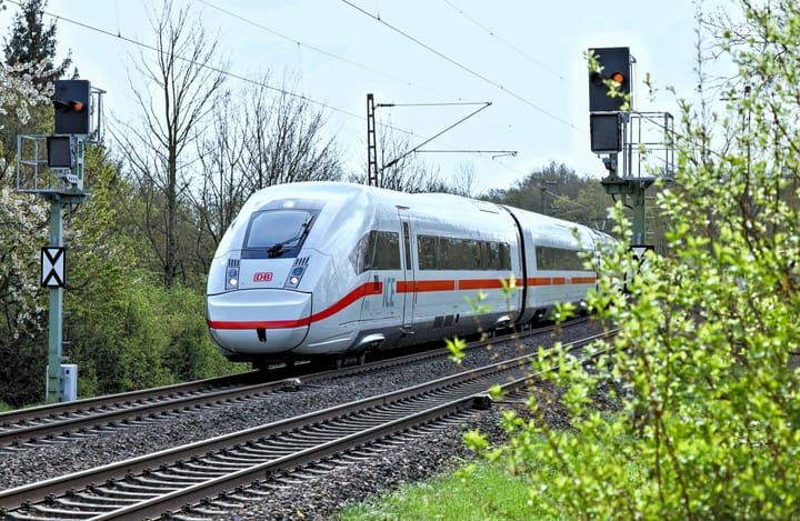 Schnell und umweltschonend: mit dem Zug zum Flug