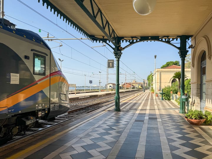 Einen sonnigen Morgen am Bahnsteig vom Bahnhof Catania Centrale auf Sizilien.