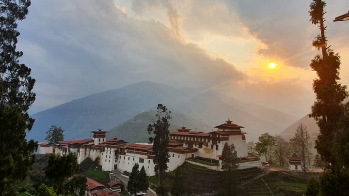 Eine Berglandschaft in Bhutan