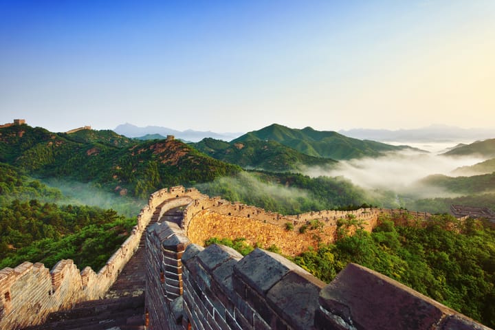 Chinesische Mauer und Berglandschaft