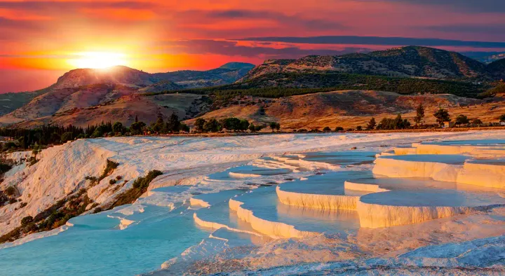 Die Kalksinterterrassen von Pamukkale in der Abendsonne.